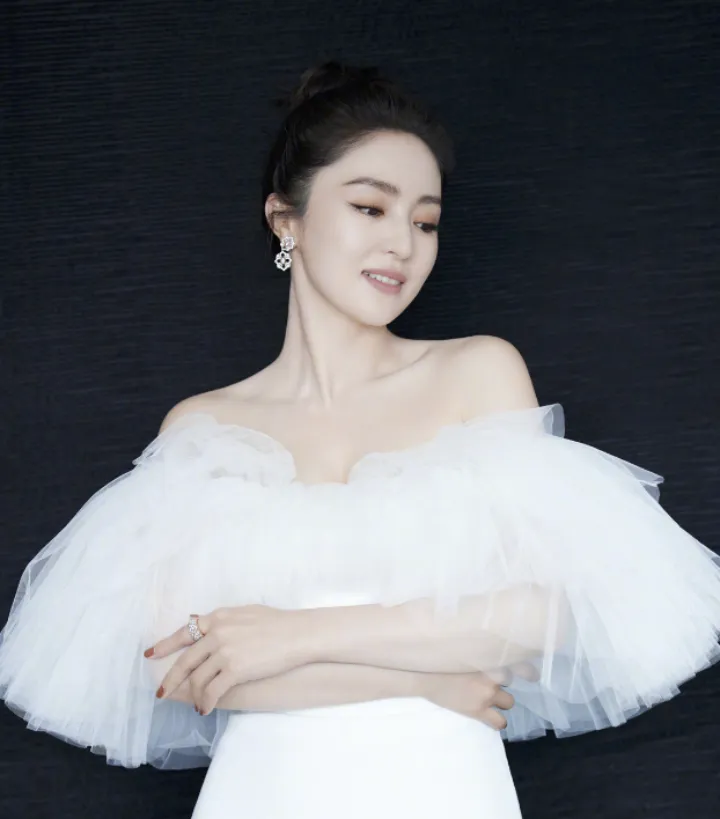 董璇：岁月不败真女神，成熟韵味更撩人！