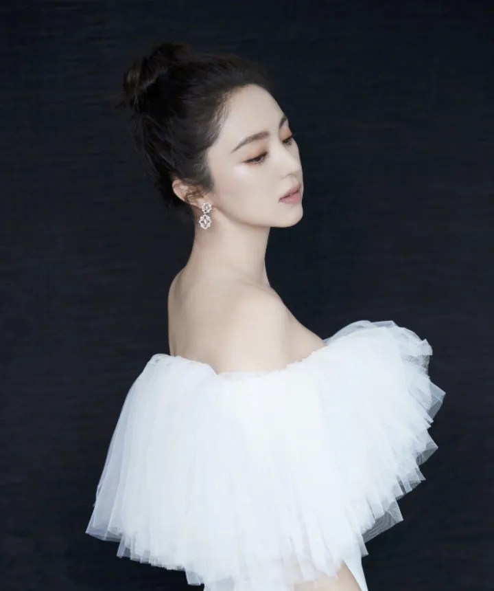 董璇：岁月不败真女神，成熟韵味更撩人！