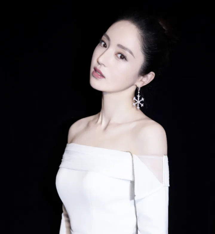 董璇：岁月不败真女神，成熟韵味更撩人！