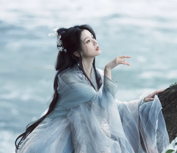 跟着女明星包上恩学习,如何将汉服穿出清冷感?