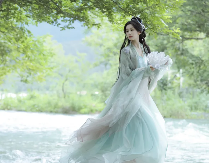 跟着女明星包上恩学习,如何将汉服穿出清冷感?