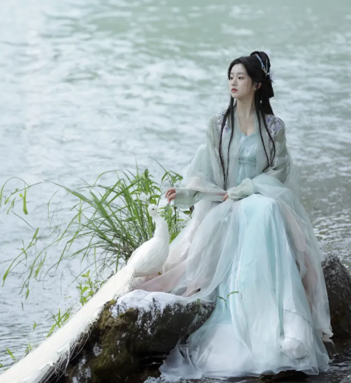 跟着女明星包上恩学习,如何将汉服穿出清冷感?