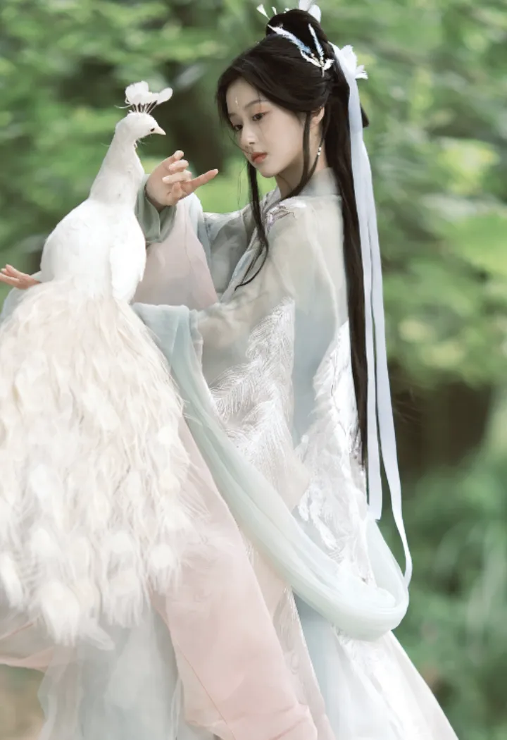 跟着女明星包上恩学习,如何将汉服穿出清冷感?