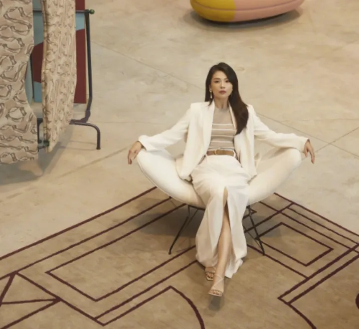 刘涛示范职场穿搭，优雅不失大气