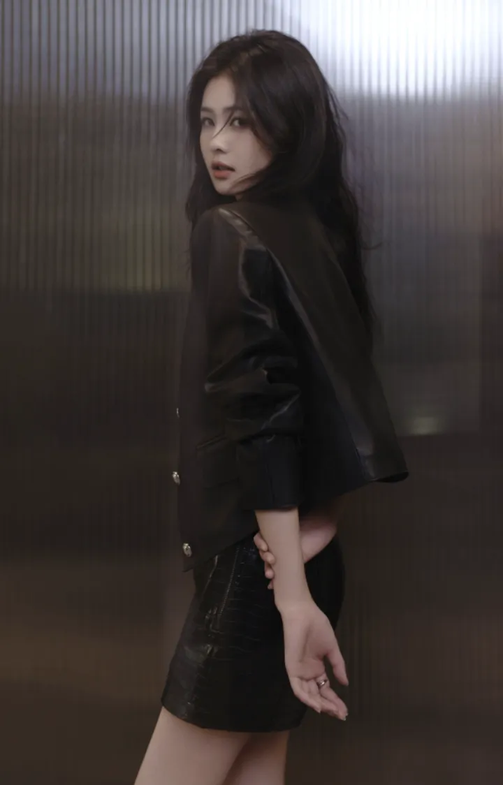 白鹿的皮衣造型,将秋日氛围感拉满