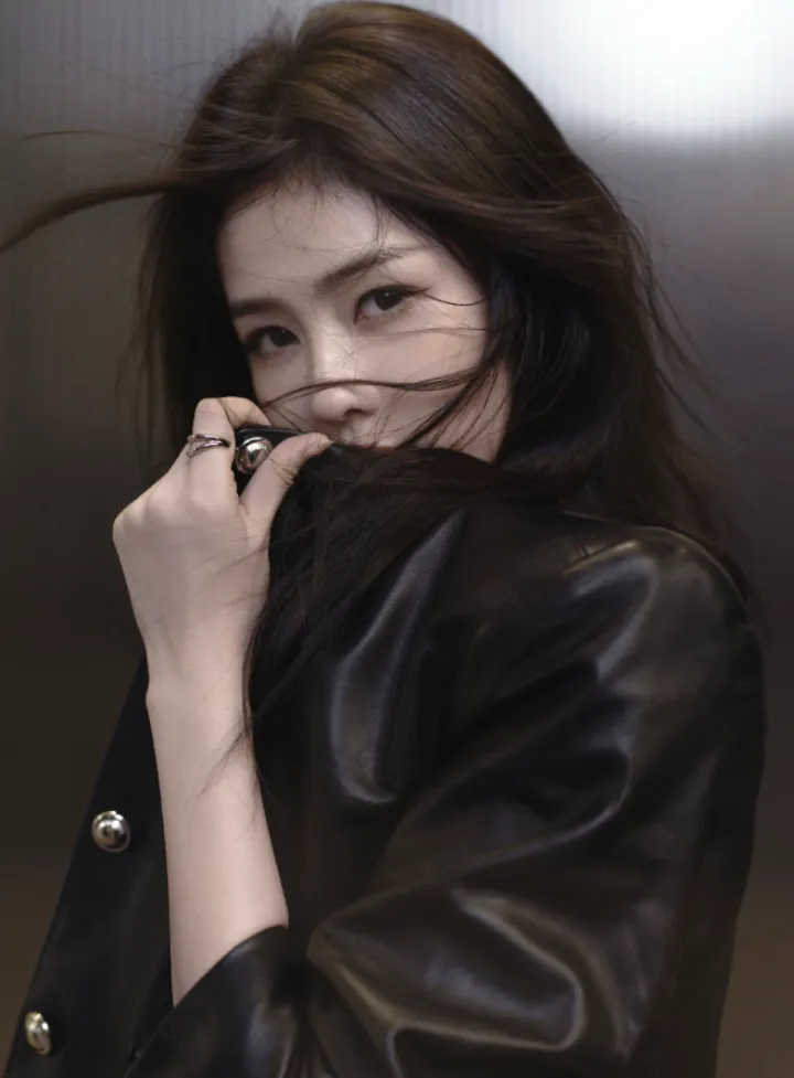 白鹿的皮衣造型,将秋日氛围感拉满