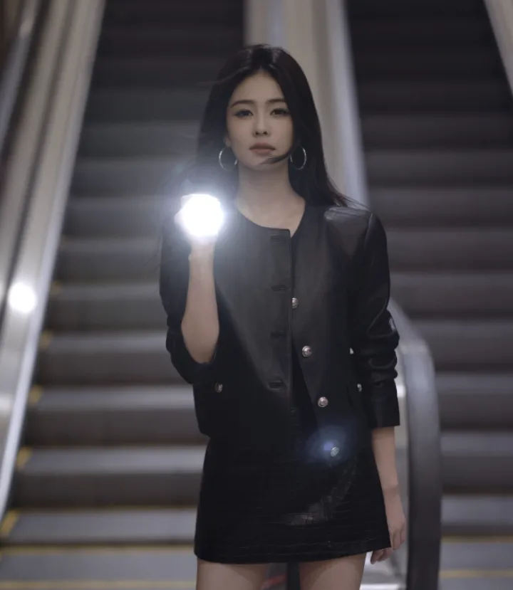 白鹿的皮衣造型,将秋日氛围感拉满