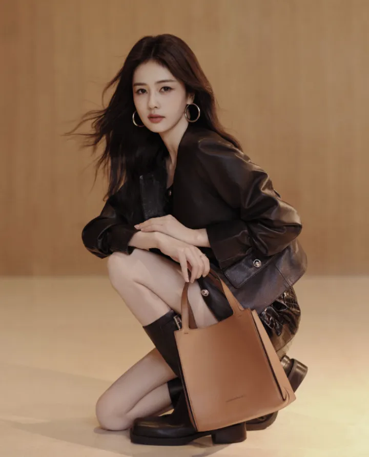 白鹿的皮衣造型,将秋日氛围感拉满