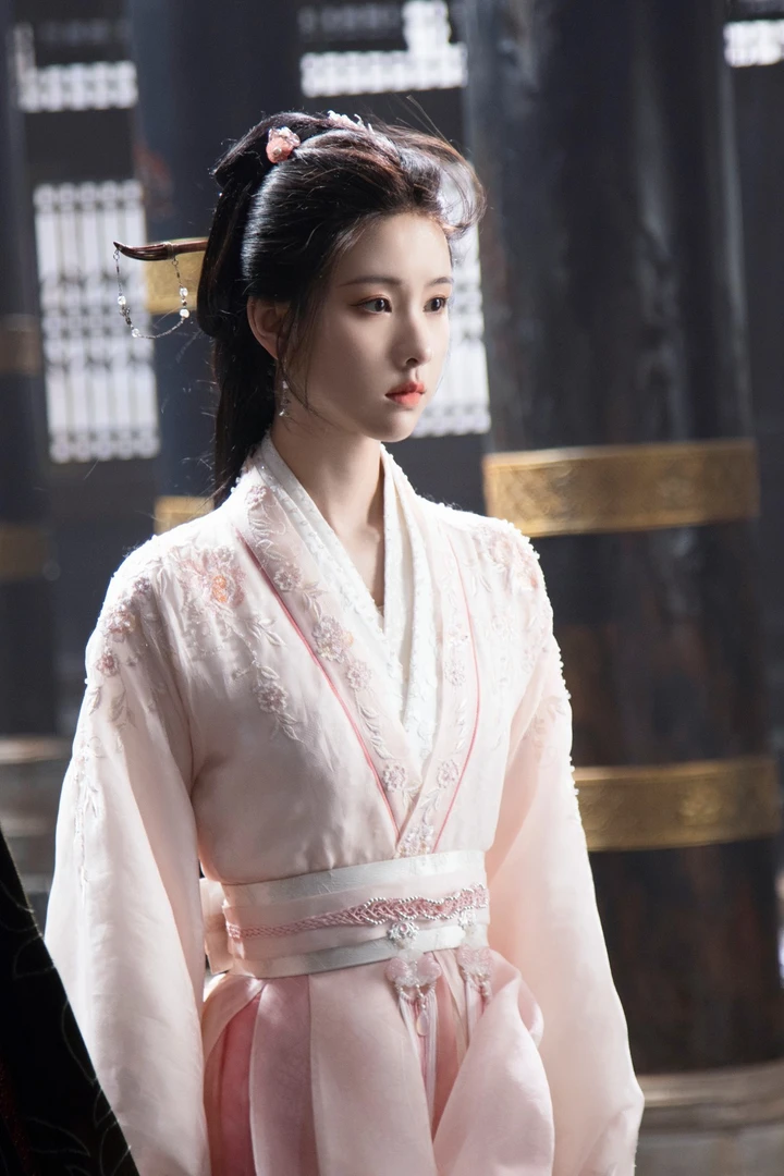 陈都灵清冷神女形象