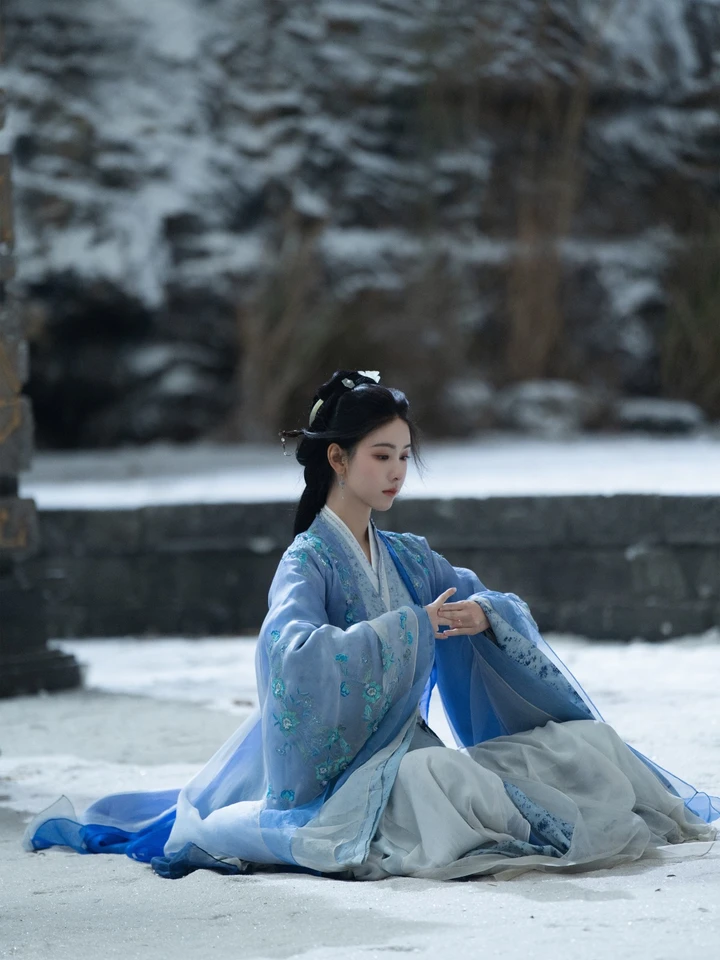 陈都灵清冷神女形象