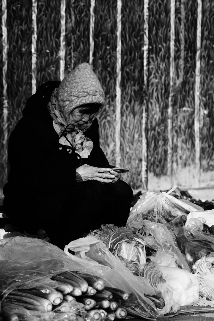 当世界褪去色彩：我的黑白扫街日记与光影哲学