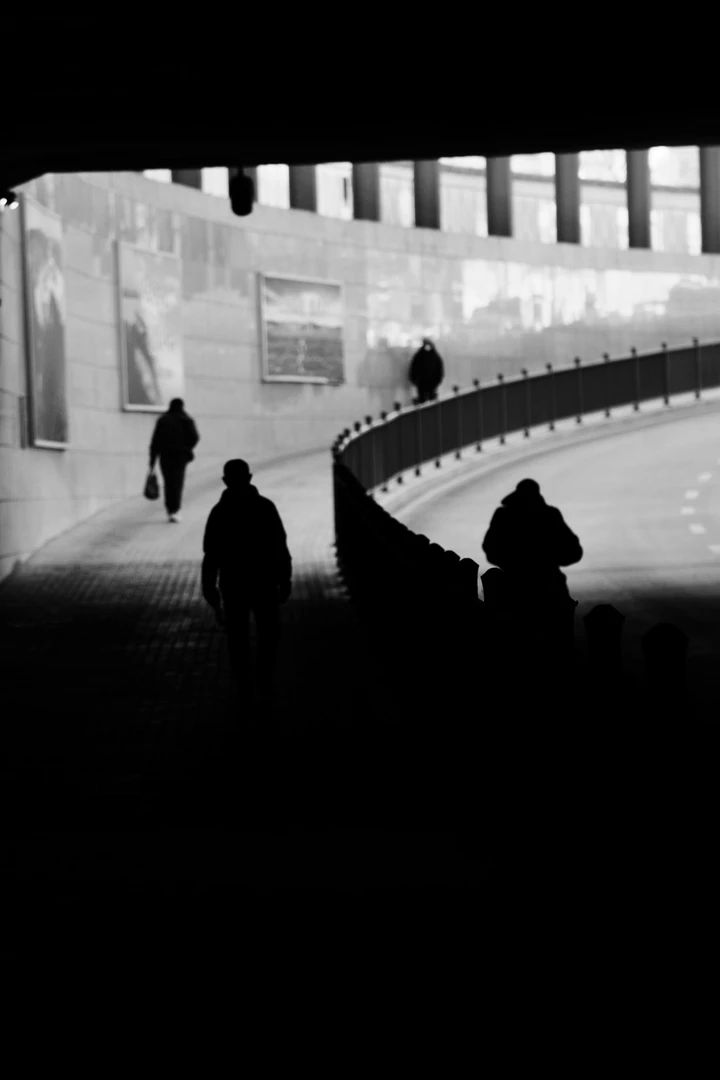 当世界褪去色彩：我的黑白扫街日记与光影哲学