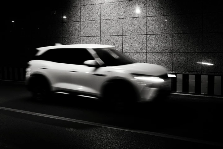 当世界褪去色彩：我的黑白扫街日记与光影哲学