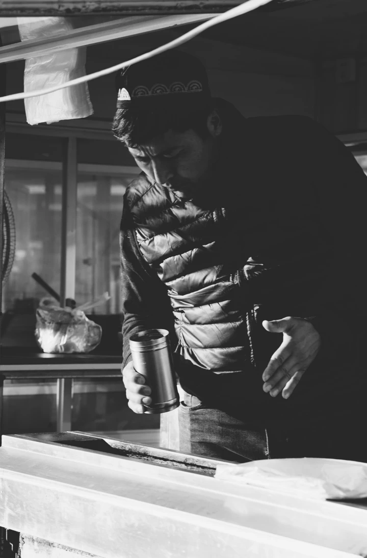 当世界褪去色彩：我的黑白扫街日记与光影哲学