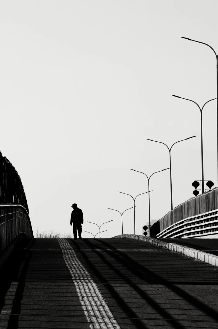 当世界褪去色彩：我的黑白扫街日记与光影哲学