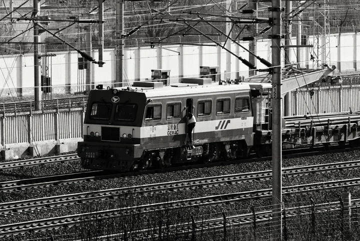 当世界褪去色彩：我的黑白扫街日记与光影哲学