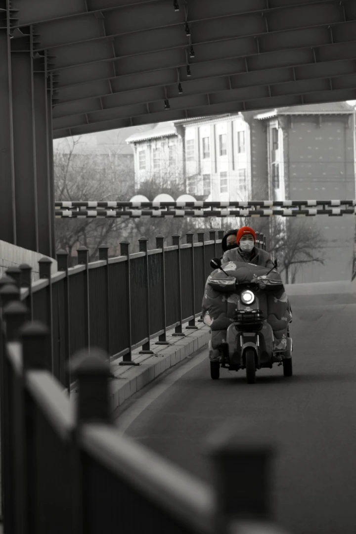 当世界褪去色彩：我的黑白扫街日记与光影哲学