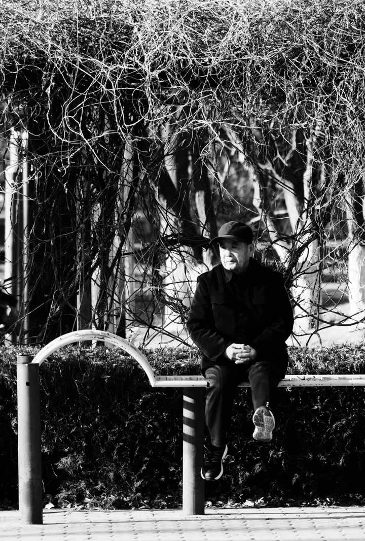 当世界褪去色彩：我的黑白扫街日记与光影哲学