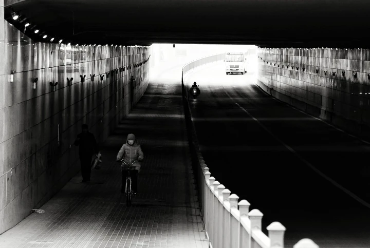 当世界褪去色彩：我的黑白扫街日记与光影哲学