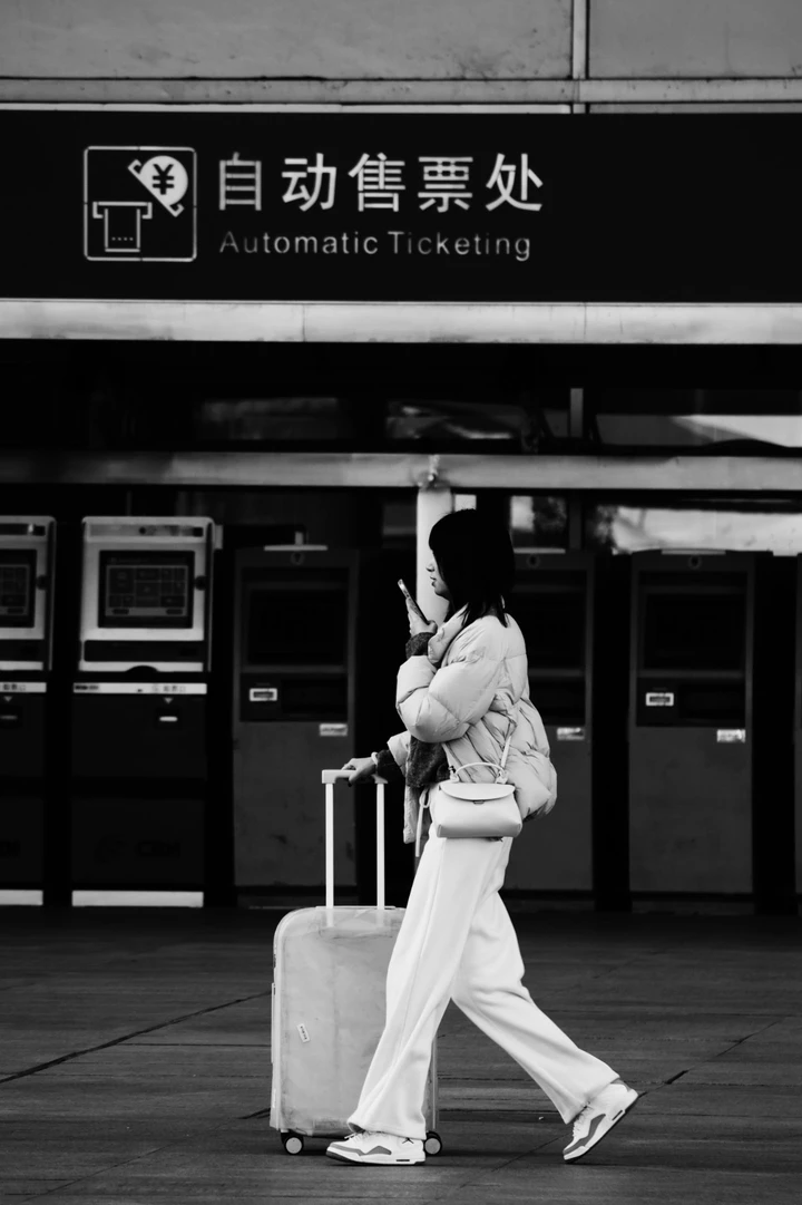 当世界褪去色彩：我的黑白扫街日记与光影哲学