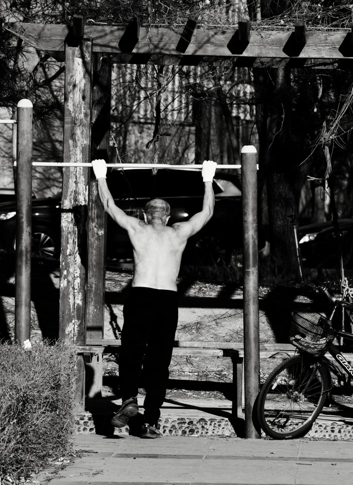 当世界褪去色彩：我的黑白扫街日记与光影哲学