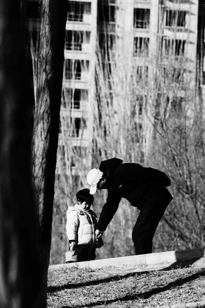 当世界褪去色彩：我的黑白扫街日记与光影哲学