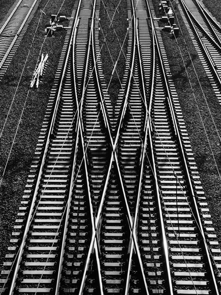 当世界褪去色彩：我的黑白扫街日记与光影哲学