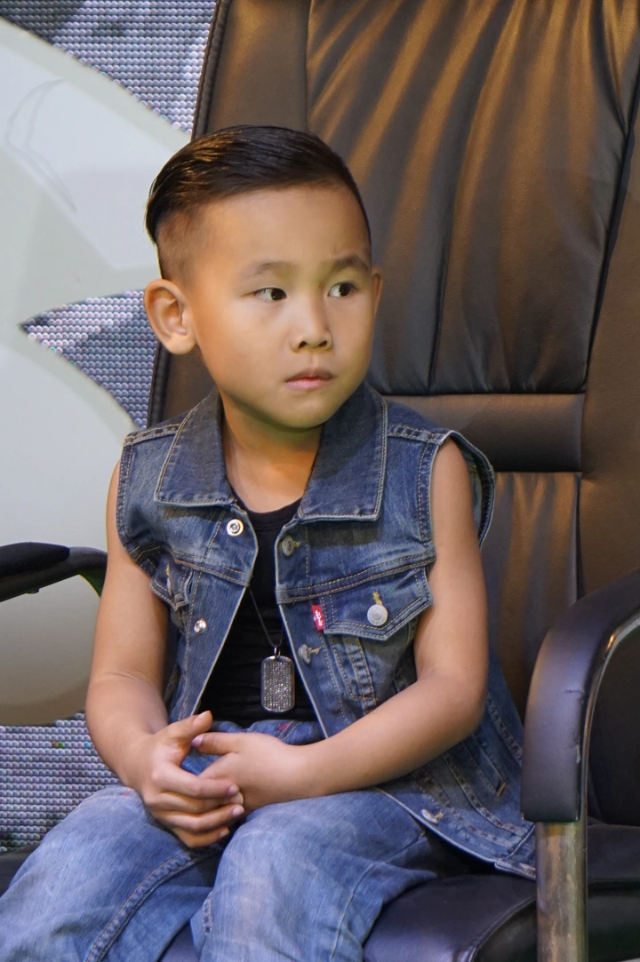 “世界第一位”-四川7岁儿童“果果”从北疆翻越天山徒步到南疆(七岁生日)