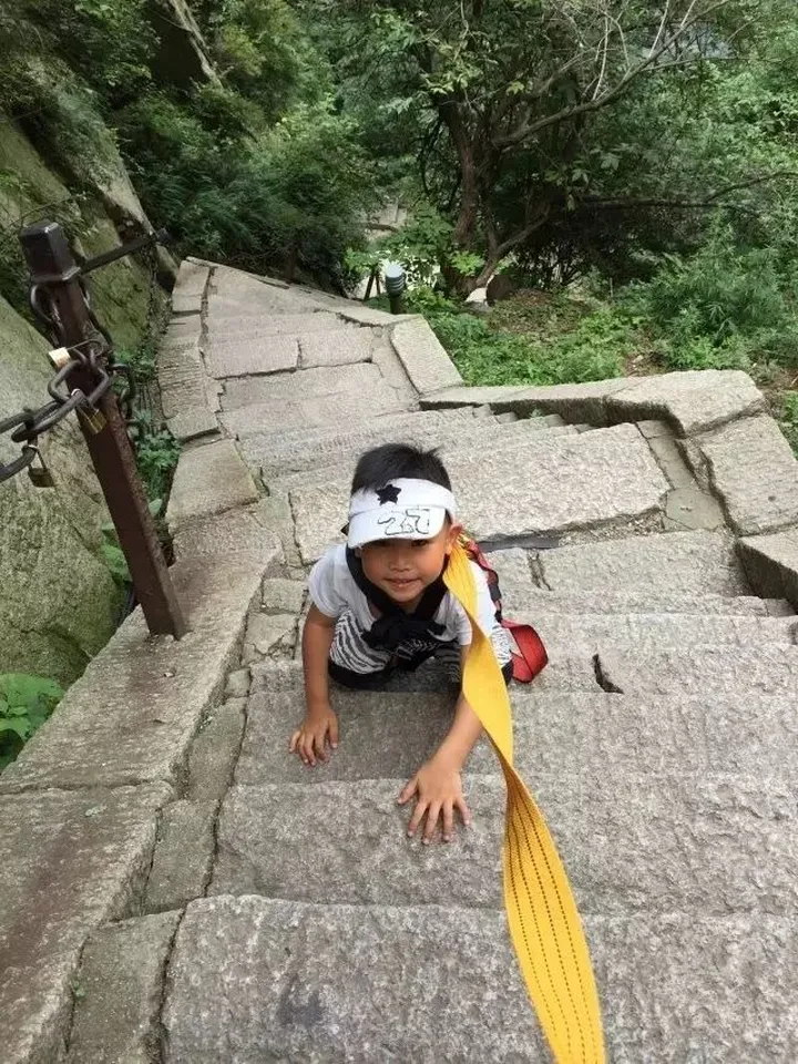 “世界第一位”-四川7岁儿童“果果”从北疆翻越天山徒步到南疆(七岁生日)