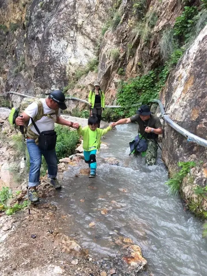 “世界第一位”-四川7岁儿童“果果”从北疆翻越天山徒步到南疆(七岁生日)