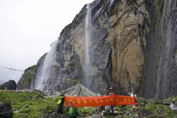 “世界第一位”-四川7岁儿童“果果”从北疆翻越天山徒步到南疆(七岁生日)