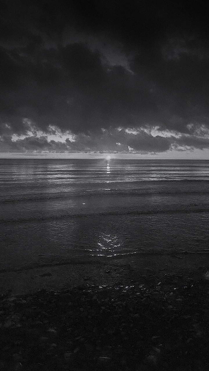 作品表现的是一些大江大海的美景 作者采用低调黑白摄影的表达方式