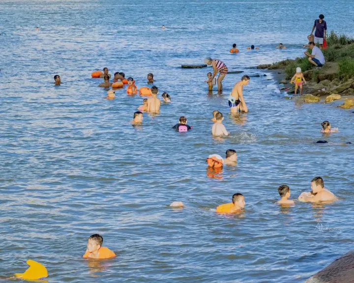 少不了对它的喜爱,江边排开垂钓的人,无论春夏秋冬都要去江中游泳的人