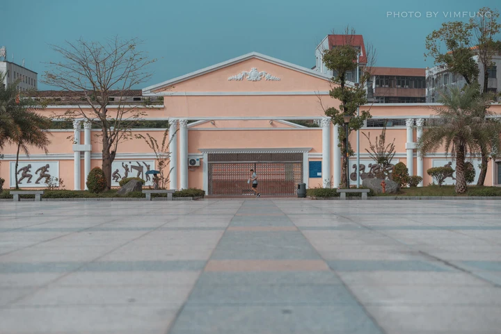 9月13日拍摄,百利广场算是目前阳江最热闹的商场,吃饭购物的好去处.