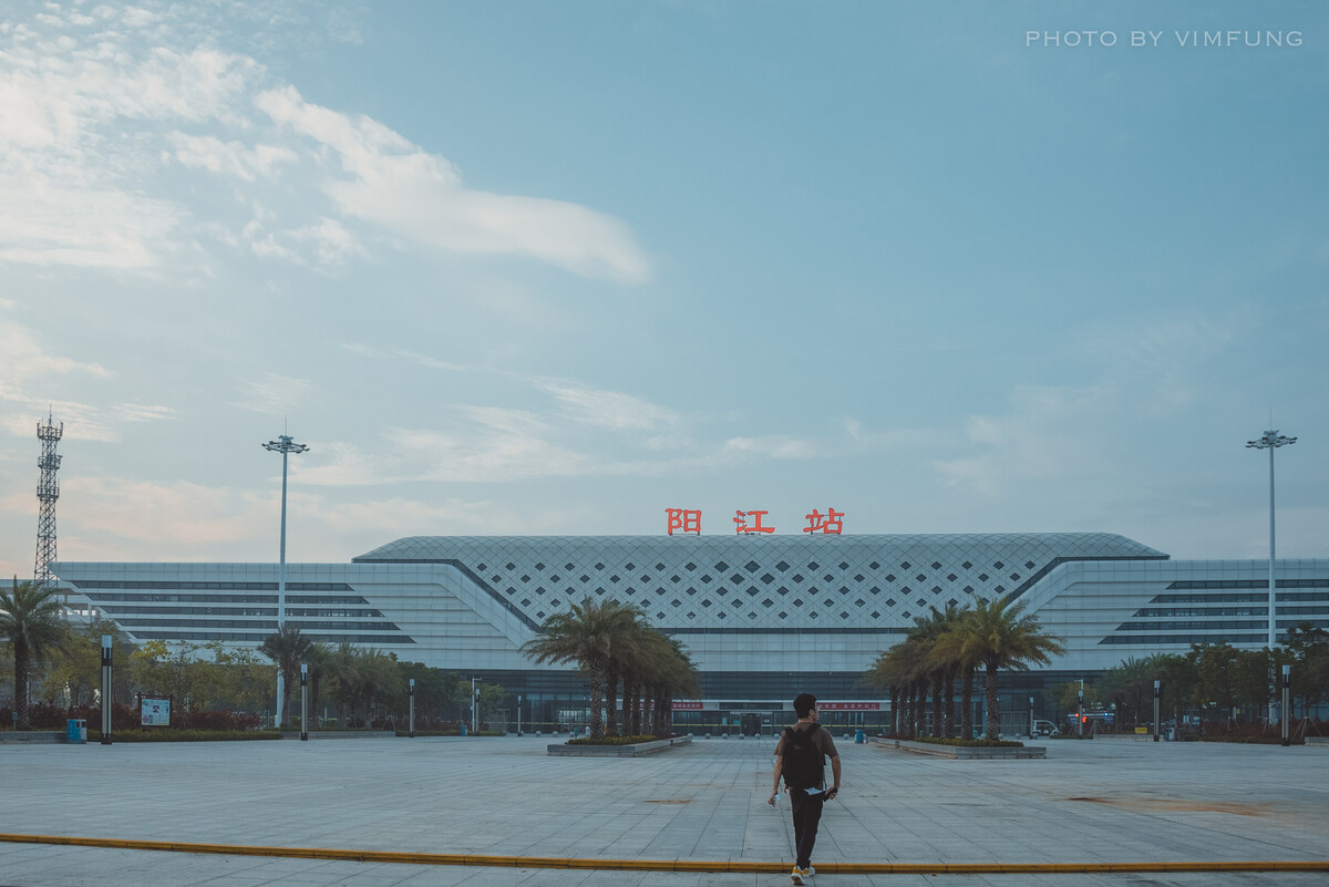 9月29日拍摄,阳江高铁站的早晨