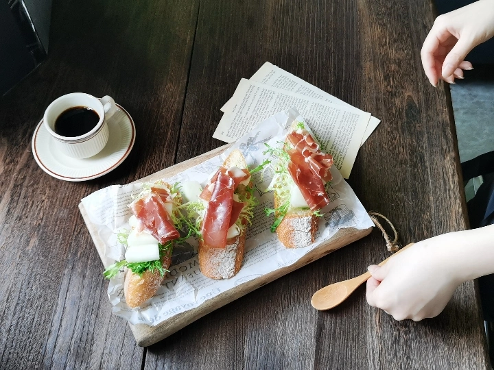 如何把下午茶拍出高级感?(思路包含布光、布景、构图)