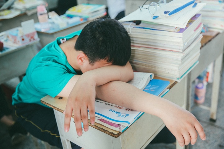 即使特别疲倦也是利用课间时间趴在课桌上打个盹