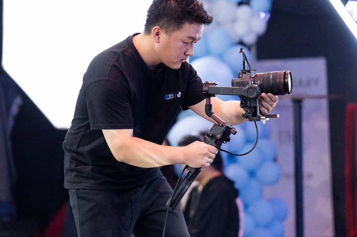 佳能“佳直播”携手时拍传媒，开启明星感团播时代