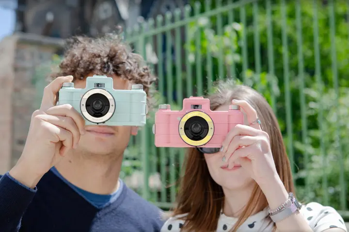 Lomography全新双色齿孔火箭全景相机隆重登场