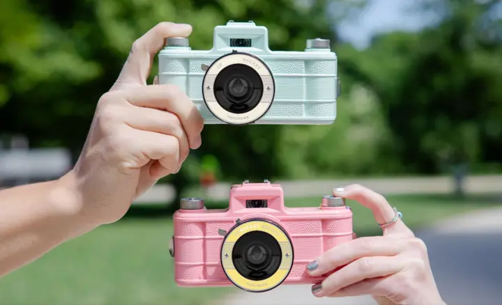 Lomography全新双色齿孔火箭全景相机隆重登场