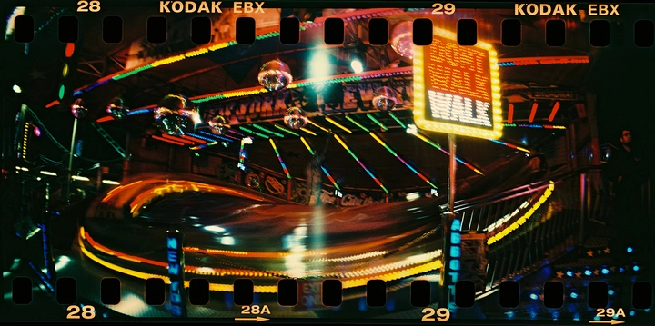 Lomography全新双色齿孔火箭全景相机隆重登场