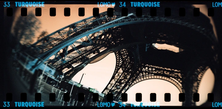 Lomography全新双色齿孔火箭全景相机隆重登场