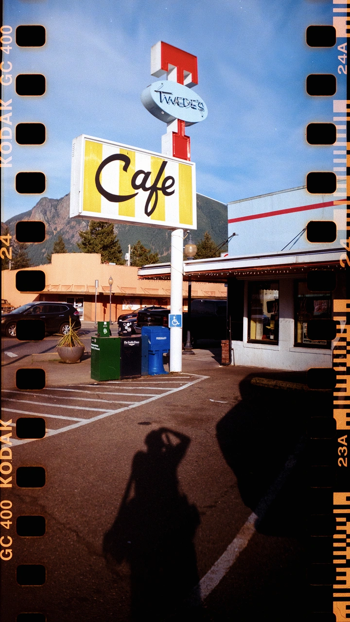 Lomography全新双色齿孔火箭全景相机隆重登场