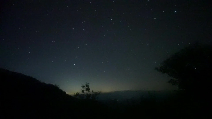 一起来看双子座流星雨滑落天际！