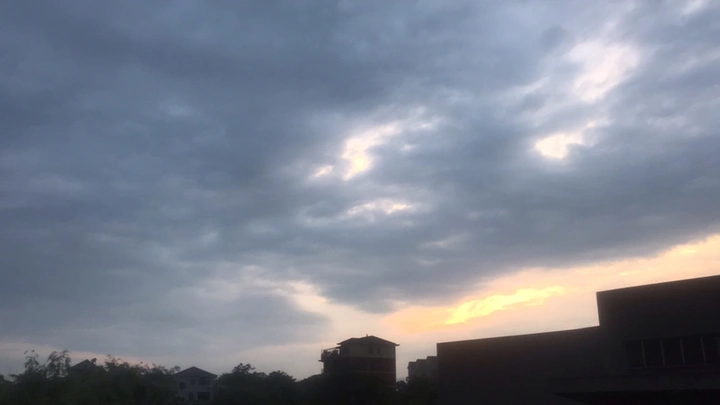 乌云密布，似海浪翻滚