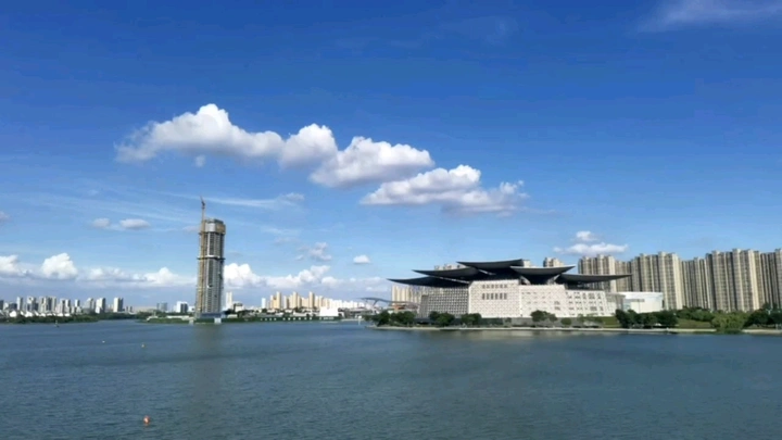 蓝天白云碧水和万象城