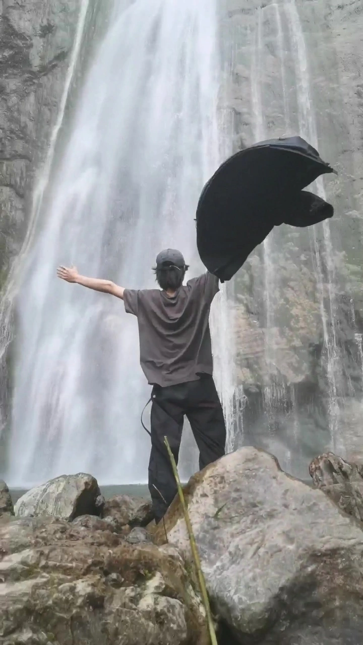 我凌于山壑万里 一生自由随风起