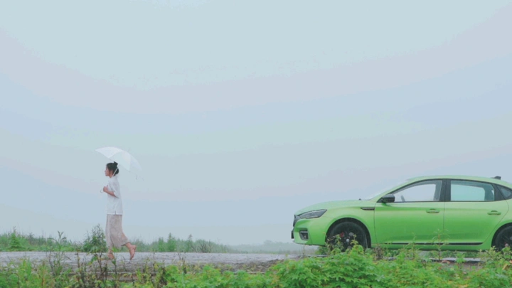 在雨中奔跑，在雨中等待，在雨中相遇