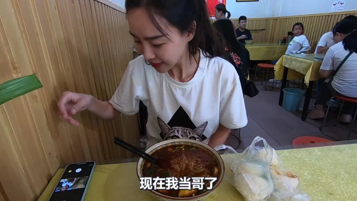 逛菜市场买五花肉，到老店要一大碗米线