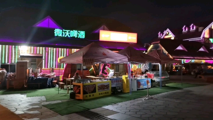 金沙滩啤酒城凤凰里美食街区